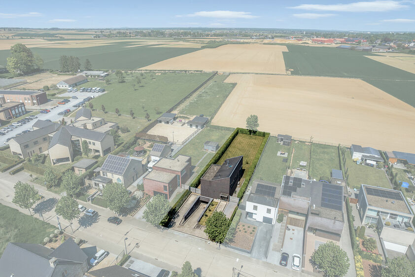 dankzij de grote tuingerichte raampartijen (Schüco). Ruime berging / wasplaats, opp. 12,4 m². VERDIEPING 1 > Nachthal. Masterbedroom van 21,32 m² met een bijzonder mooi uitzicht op de landelijke omgeving. Het hoge plafond tot in de nok van het dak maak