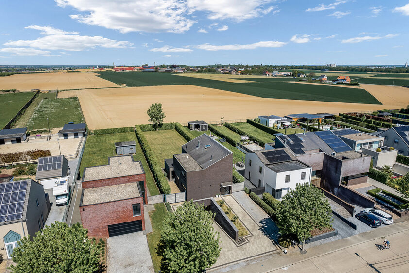 dankzij de grote tuingerichte raampartijen (Schüco). Ruime berging / wasplaats, opp. 12,4 m². VERDIEPING 1 > Nachthal. Masterbedroom van 21,32 m² met een bijzonder mooi uitzicht op de landelijke omgeving. Het hoge plafond tot in de nok van het dak maak