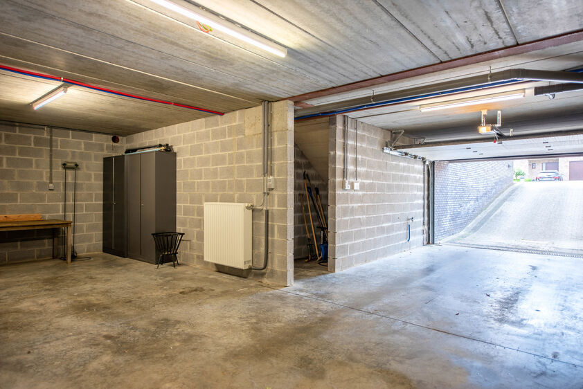 dankzij de grote tuingerichte raampartijen (Schüco). Ruime berging / wasplaats, opp. 12,4 m². VERDIEPING 1 > Nachthal. Masterbedroom van 21,32 m² met een bijzonder mooi uitzicht op de landelijke omgeving. Het hoge plafond tot in de nok van het dak maak