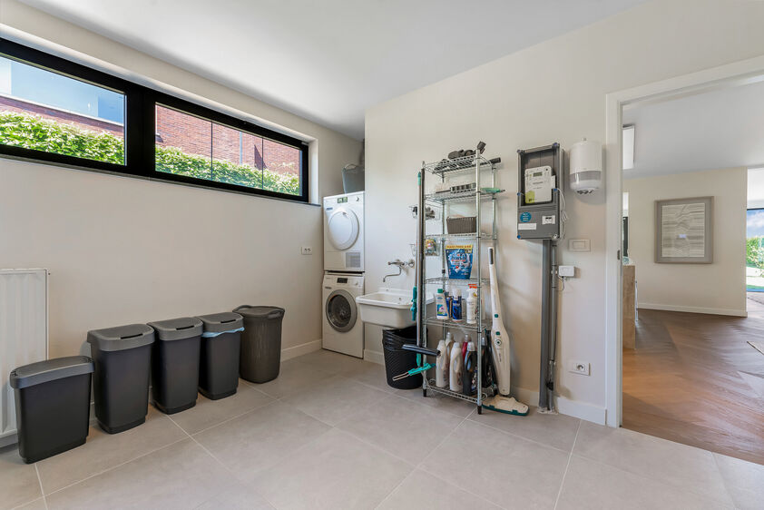 dankzij de grote tuingerichte raampartijen (Schüco). Ruime berging / wasplaats, opp. 12,4 m². VERDIEPING 1 > Nachthal. Masterbedroom van 21,32 m² met een bijzonder mooi uitzicht op de landelijke omgeving. Het hoge plafond tot in de nok van het dak maak