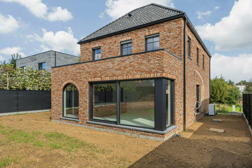 RIEMST - Zichen-Zussen-Bolder Paniszouw 12. Riante nieuwbouwwoning ontworpen in tijdloze pastorijstijl en volledig in te richten naar jouw smaak. 390m2 Woonoppervlakte. 3 slpk, 2 bdk. - EPC:  34,5 kWh/m2. - Vg, Wg, Gmo, Gvk, Vv. - P: A, G: A. Vraagprijs: 
