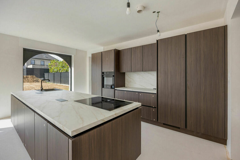 RIEMST - Zichen-Zussen-Bolder Paniszouw 12. Riante nieuwbouwwoning ontworpen in tijdloze pastorijstijl en volledig in te richten naar jouw smaak. 390m2 Woonoppervlakte. 3 slpk, 2 bdk. - EPC:  34,5 kWh/m2. - Vg, Wg, Gmo, Gvk, Vv. - P: A, G: A. Vraagprijs: 