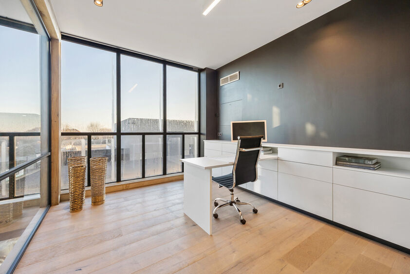 Kantoren & magazijn te koop in Riemst