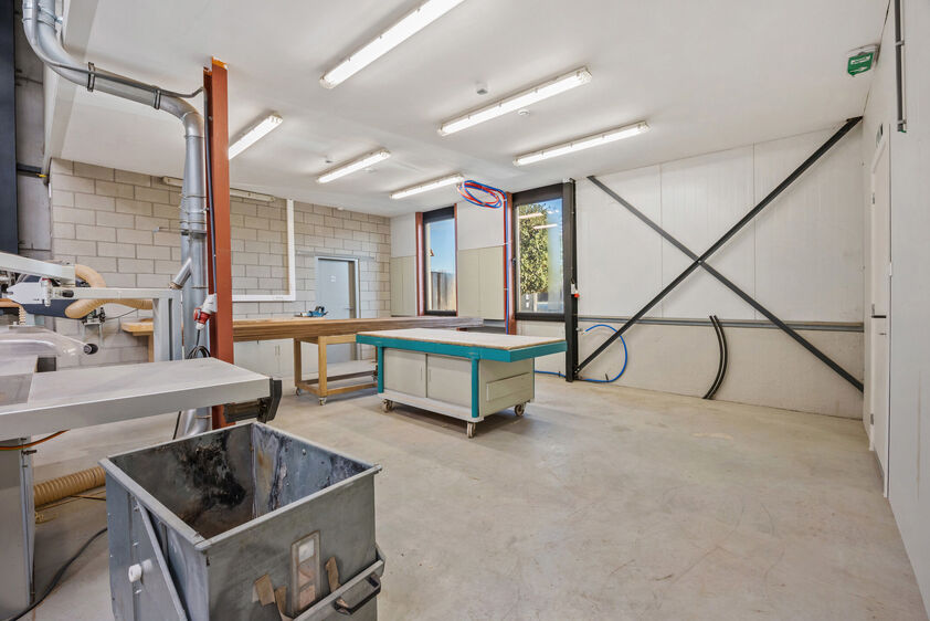 Kantoren & magazijn te koop in Riemst