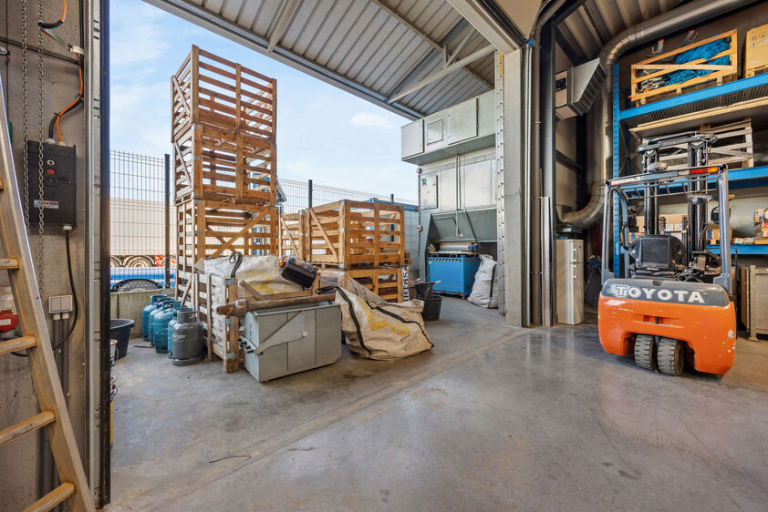 Kantoren & magazijn te koop in Riemst