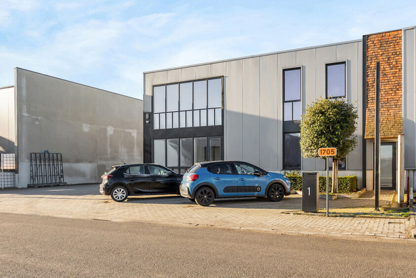 Kantoren & magazijn te koop in Riemst
