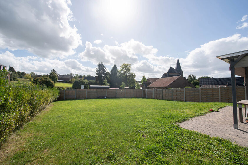 et accès à la terrasse à l’arrière. Superficie: 21.0m2. ÉTAGE 1 > Hall de nuit. Masterbedroom avec assez d'espace pour dressing. Superficie: 18.9m2. 2 Chambres: 14,5m² et 13,8m². Salle de bains luxueuse avec douche de plain-pied et 2 éviers. Toi