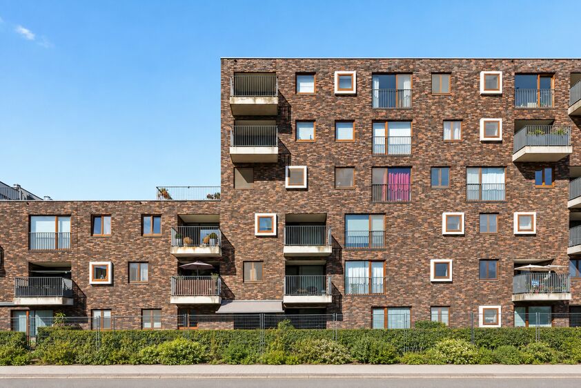 Instapklare penthouse met zonnig dakterras in hartje Bilzen

Op de bovenste verdieping van een verzorgde residentie aan de Sint-Lambertuslaan 32 ligt deze lichtrijke penthouse met een bewoonbare oppervlakte van 105 m&sup2;. Grote raampartijen zorgen de hele d