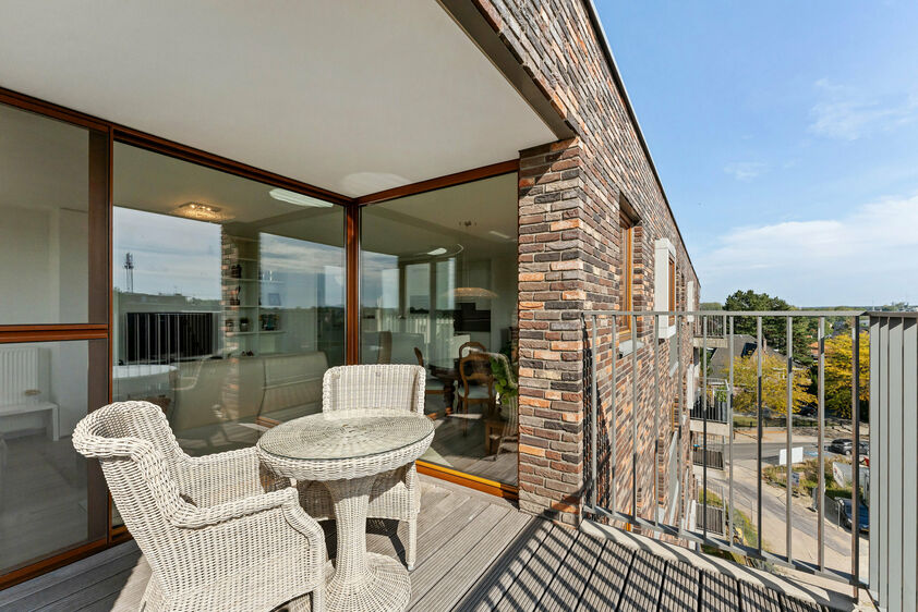 Instapklare penthouse met zonnig dakterras in hartje Bilzen

Op de bovenste verdieping van een verzorgde residentie aan de Sint-Lambertuslaan 32 ligt deze lichtrijke penthouse met een bewoonbare oppervlakte van 105 m&sup2;. Grote raampartijen zorgen de hele d