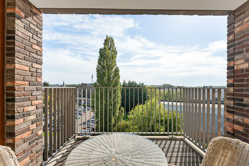 Instapklare penthouse met zonnig dakterras in hartje Bilzen

Op de bovenste verdieping van een verzorgde residentie aan de Sint-Lambertuslaan 32 ligt deze lichtrijke penthouse met een bewoonbare oppervlakte van 105 m&sup2;. Grote raampartijen zorgen de hele d