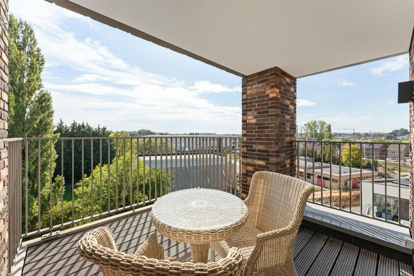 Instapklare penthouse met zonnig dakterras in hartje Bilzen

Op de bovenste verdieping van een verzorgde residentie aan de Sint-Lambertuslaan 32 ligt deze lichtrijke penthouse met een bewoonbare oppervlakte van 105 m&sup2;. Grote raampartijen zorgen de hele d
