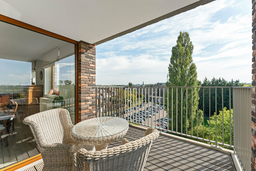 Instapklare penthouse met zonnig dakterras in hartje Bilzen

Op de bovenste verdieping van een verzorgde residentie aan de Sint-Lambertuslaan 32 ligt deze lichtrijke penthouse met een bewoonbare oppervlakte van 105 m&sup2;. Grote raampartijen zorgen de hele d