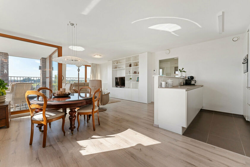 Instapklare penthouse met zonnig dakterras in hartje Bilzen

Op de bovenste verdieping van een verzorgde residentie aan de Sint-Lambertuslaan 32 ligt deze lichtrijke penthouse met een bewoonbare oppervlakte van 105 m&sup2;. Grote raampartijen zorgen de hele d