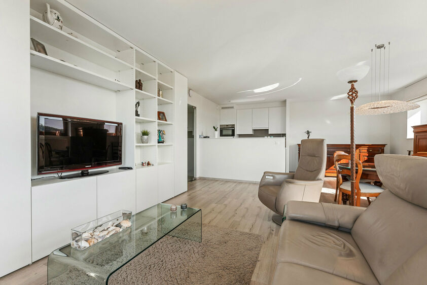 Instapklare penthouse met zonnig dakterras in hartje Bilzen

Op de bovenste verdieping van een verzorgde residentie aan de Sint-Lambertuslaan 32 ligt deze lichtrijke penthouse met een bewoonbare oppervlakte van 105 m&sup2;. Grote raampartijen zorgen de hele d