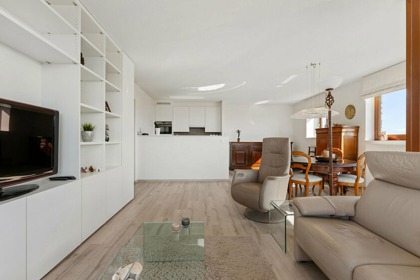 Instapklare penthouse met zonnig dakterras in hartje Bilzen

Op de bovenste verdieping van een verzorgde residentie aan de Sint-Lambertuslaan 32 ligt deze lichtrijke penthouse met een bewoonbare oppervlakte van 105 m&sup2;. Grote raampartijen zorgen de hele d