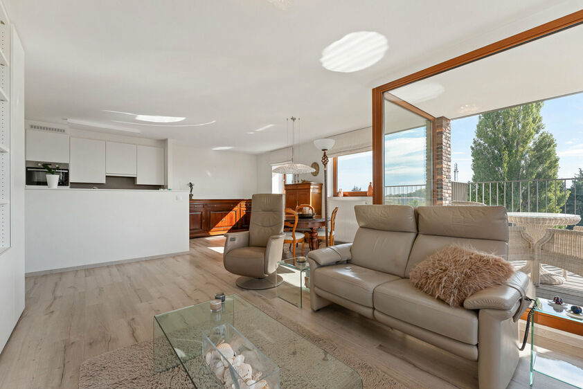 Instapklare penthouse met zonnig dakterras in hartje Bilzen

Op de bovenste verdieping van een verzorgde residentie aan de Sint-Lambertuslaan 32 ligt deze lichtrijke penthouse met een bewoonbare oppervlakte van 105 m&sup2;. Grote raampartijen zorgen de hele d