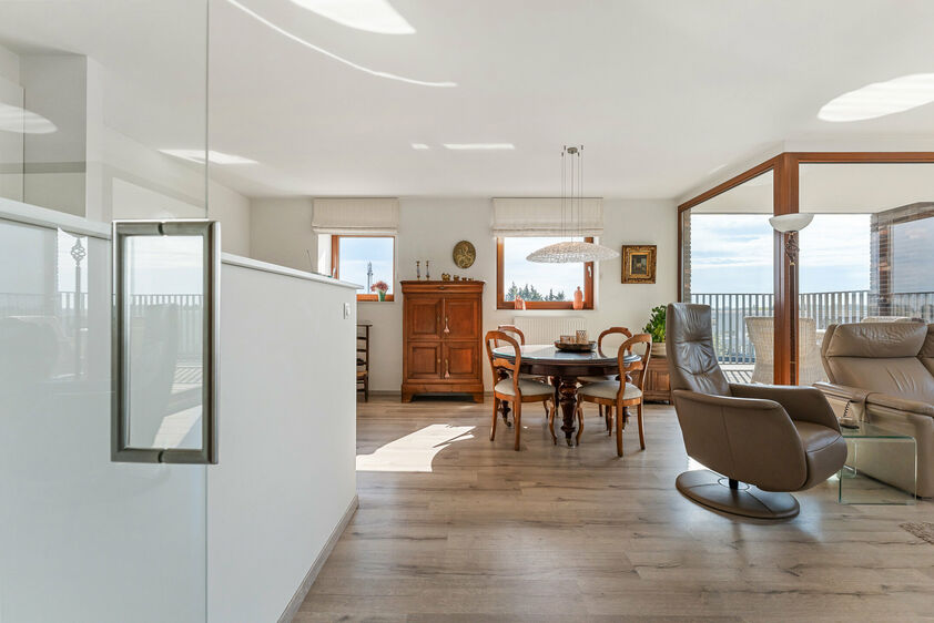 Instapklare penthouse met zonnig dakterras in hartje Bilzen

Op de bovenste verdieping van een verzorgde residentie aan de Sint-Lambertuslaan 32 ligt deze lichtrijke penthouse met een bewoonbare oppervlakte van 105 m&sup2;. Grote raampartijen zorgen de hele d