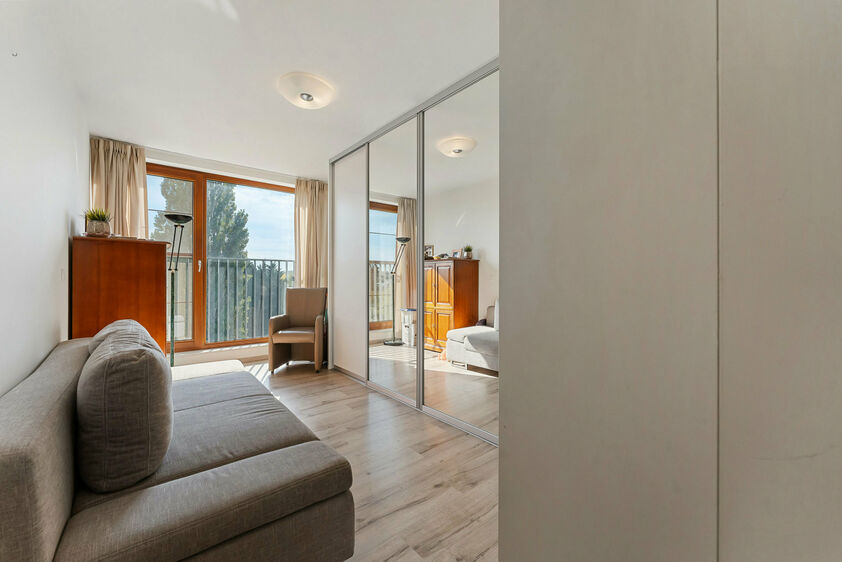 Instapklare penthouse met zonnig dakterras in hartje Bilzen

Op de bovenste verdieping van een verzorgde residentie aan de Sint-Lambertuslaan 32 ligt deze lichtrijke penthouse met een bewoonbare oppervlakte van 105 m&sup2;. Grote raampartijen zorgen de hele d