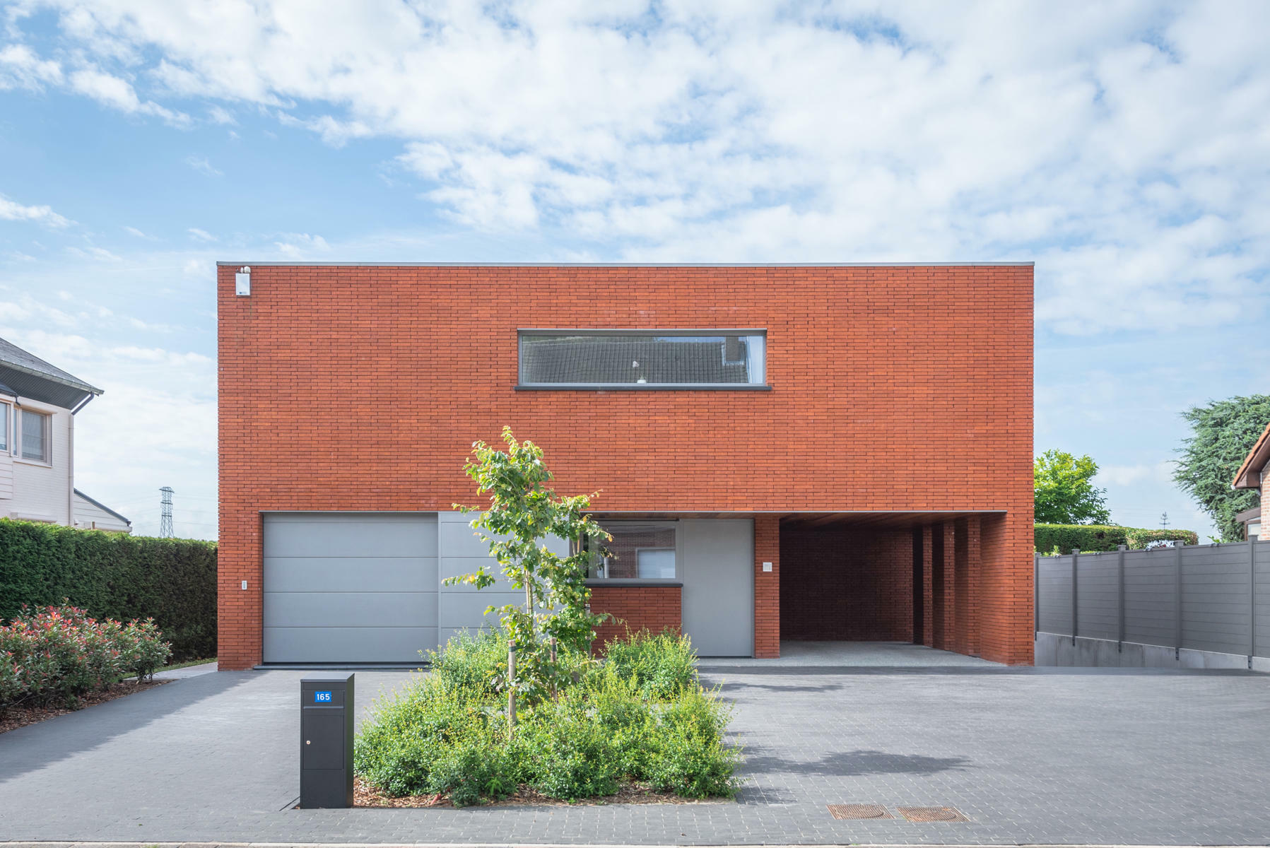 LANAKEN - GELLIK Dorpsstraat 165. Luxueuze villa op perceel van 10a03ca met vrij zicht naar de groene omgeving van het Albertkanaal. Kwalitatief hoogwaardige afwerking. Woonopp: 446m2. – EPC: 133 kWh/m2. - Wg + Ag, Vg, Gmo, Gvk, Vv. Vraagprijs: 675.000